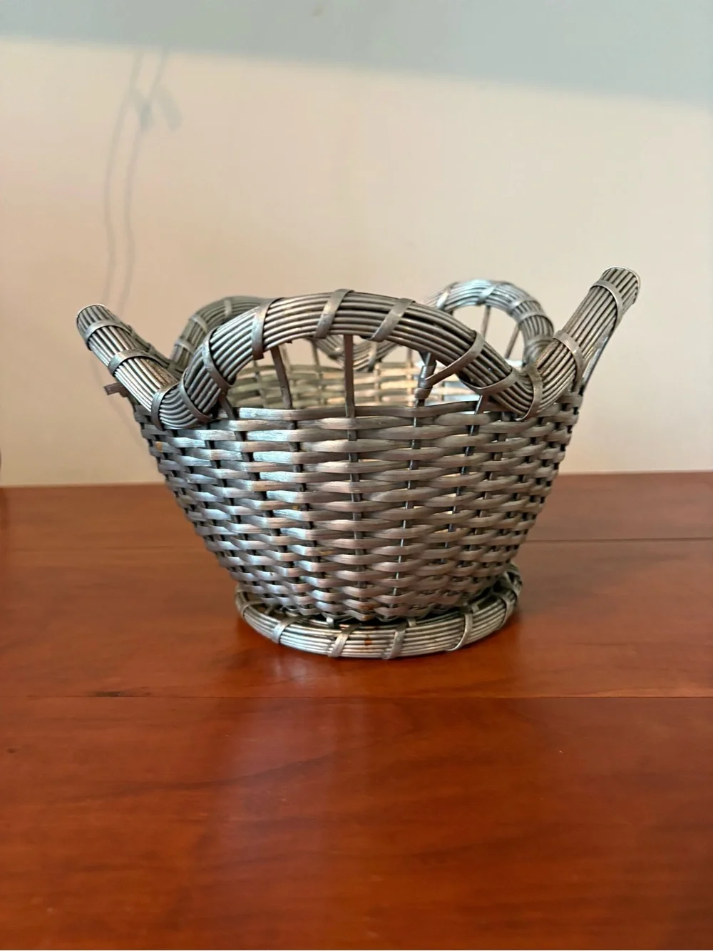 Woven Metal Basket Bowl Scalloped Handles Rustic Farmhouse Decor